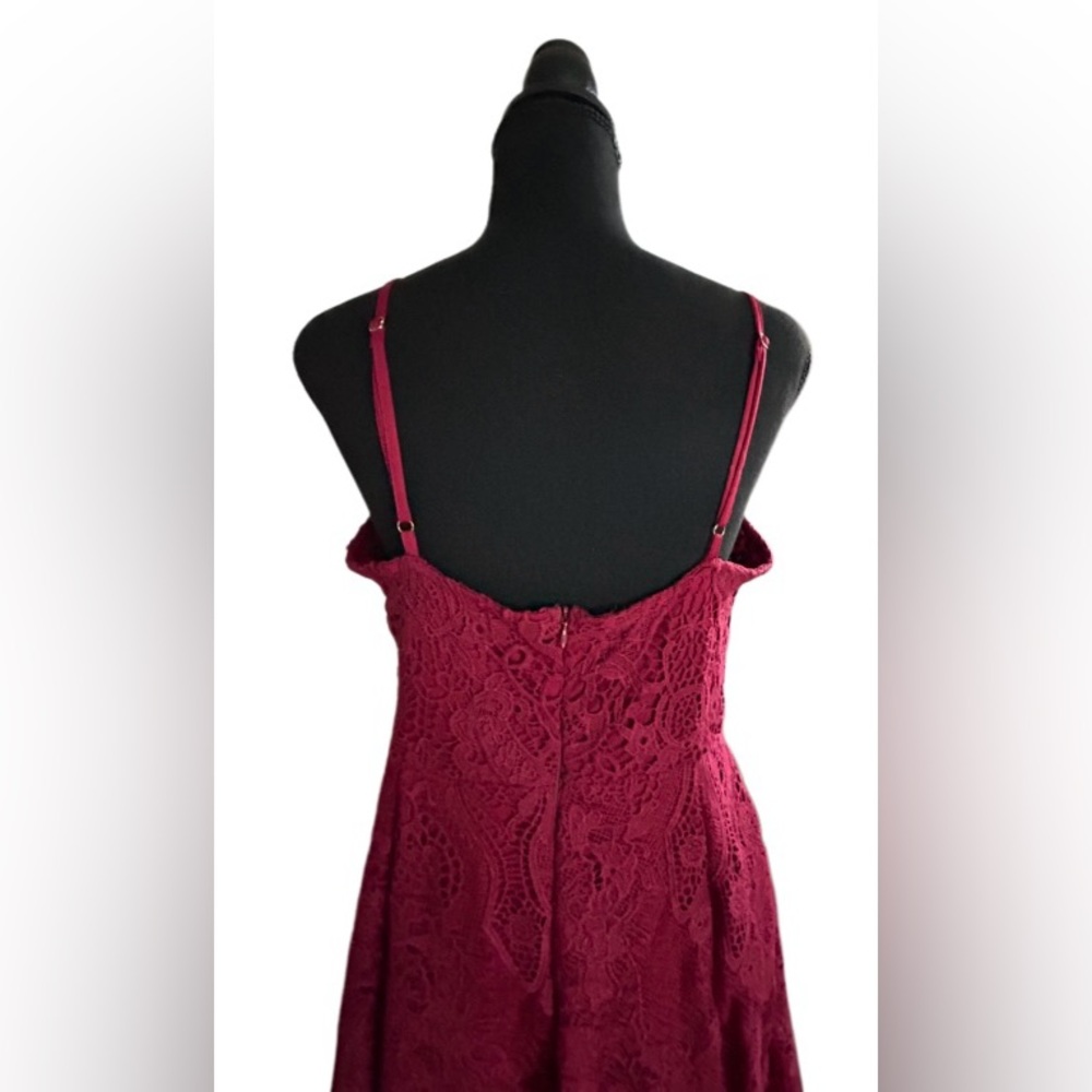 ♥️LULUS! “SO ADORED” BURGUNDY CROCHET LACE SLEEVELESS HIGH-LOW DRESS! ♥️ - Picture 11 of 16